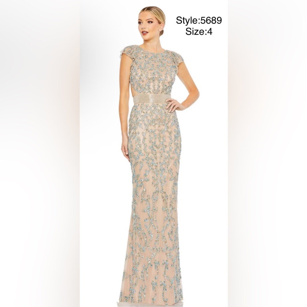 Open lace back nude multicolour gown with slim silhouette